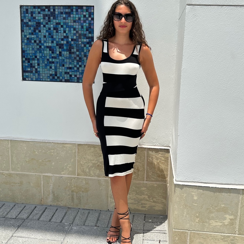 Sexy Black & White Bold Striped Bodycon Dress ๐ฅ - Picture 3 of 6